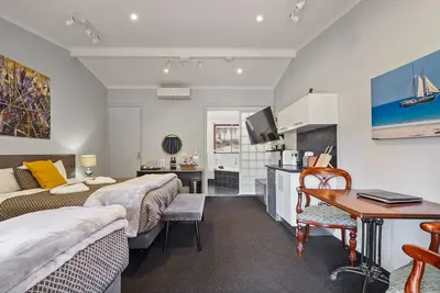 Image de The Forest Studio Deluxe King Suite with Spa and Forest Hill Views