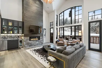 Image de Luxurious Ski-in Ski-out Townhome! Private hot tub!