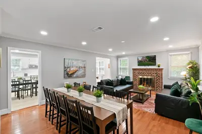 Image de Stately 5br Historic Retreat - CozySuites