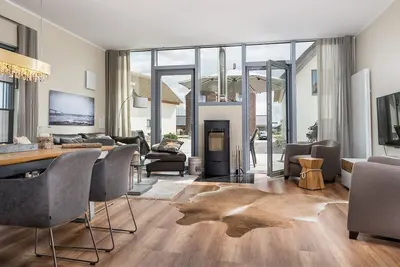 Image de Luxury vacation home for 6 guests and dog with sauna & terrace - close to the beach & sea view