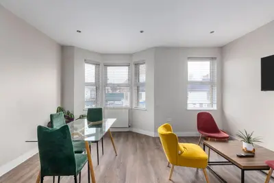 Image de Vibrant & Spacious Top Floor Apartment