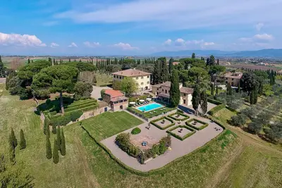 Villa de Luxe avec Piscine Privée et Vue Imprenable sur les Collines Toscanes