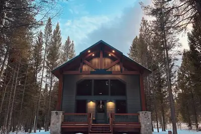 Image de Secluded brand new build close to Yellowstone with hot tub - Black Bear Lodge