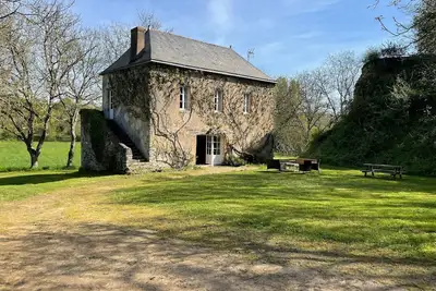 Image de Spacieuse maison au bord de la rivière, proche du Mans, avec équipements modernes, idéale pour familles