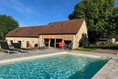 Image de Gîte luxueux avec piscine, spa, jardin et équipements de loisirs à Sargé-lès-le-Mans