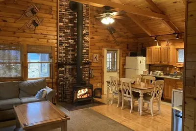 Image de Loon Lake Log Cabin with canoe and kayaks, fire pit, and game room!