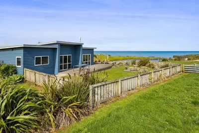 Image de Waipipi Beach Retreat -\nSunsets in the hot tub and strolls on the beach. . .