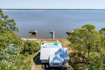 Image de Fully renovated 1959 lake front cottage. In-ground swimming pool and spa.