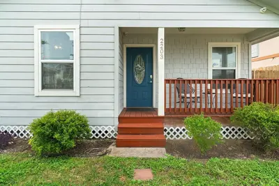 Image de Vacation Victory, charming group getaway w/ a furnished porch & lots of space in a prime location!
