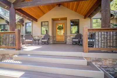 Golf Getaway with A/C, Private Deck & Bbq Grill