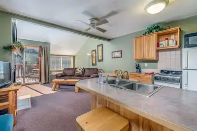 Image de Indulge in the unparalleled comfort of the Riverview Suite End Unit.