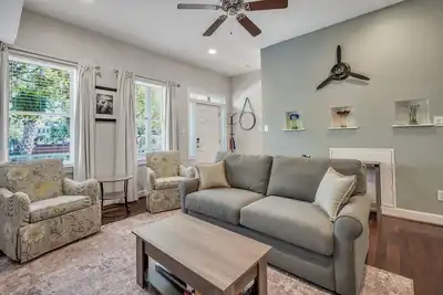 Image de Enchanting Abode w/ Charming Outdoor Spaces + Parking by Lucky Savannah