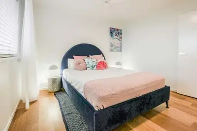 Image de Three-Bedroom, Pet & Family-Friendly Retro Beach House with Gorgeous Views in Historic 1770