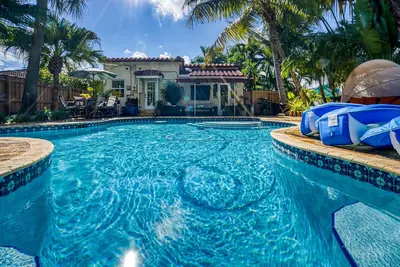 Image de Gorgeous 3 Bedroom Home  On 17th Ave Heated Pool
