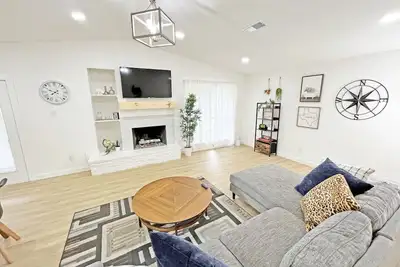 Image de Charming Dallas Retreat-5 Chic Bedroom Gem