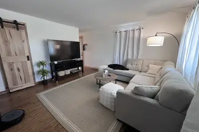 Image de Cozy home near Lake Michigan with Smart TVs, fast Wi-Fi, and rustic charm.