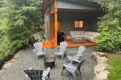 Image de Cabins on Cortes Island, pet friendly, private near lake on large property.
