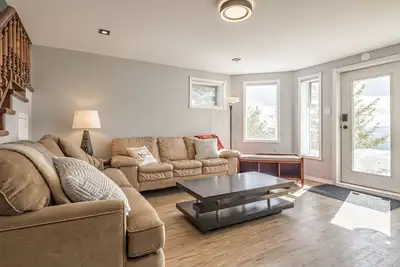Image de Private suite with views! 2 bedrooms, Hot tub, laundry, dog friendly!