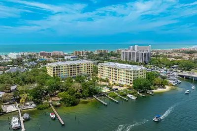 Image de Penthouse Suite! Walk to Beach!