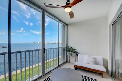 Image de Stunning views of the widest part of the intercoastal waterway await you!