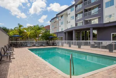 Image de Serene Oasis with Outdoor Waterfall and Koi Fish Pond | 2 Units