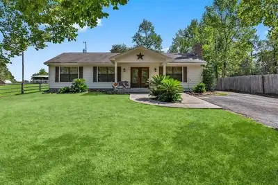 Image de Charming Country Bungalow; serene setting close to Lake Conroe & The Woodlands