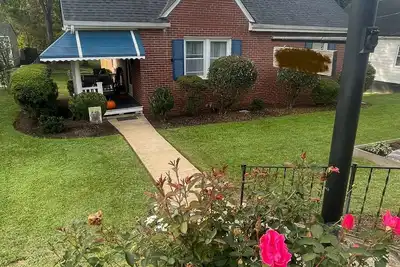 Image de Cozy house close to the hospital and major colleges pet friendly!