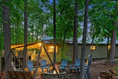 Image de Quiet road, 1-level, covered deck, bunk-room + pets!