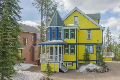 Image de 4 level stunning home with 2 hot tubs, laundry, games room, sauna, and more!