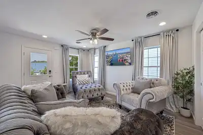 Image de New duplex - walk to beach/casino/dining/outlets+