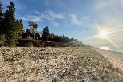 Image de Crisp Point Beach Cabin