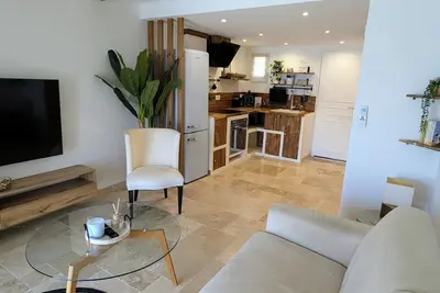 Image de maisonnette méditerranéenne dans résidence avec piscine