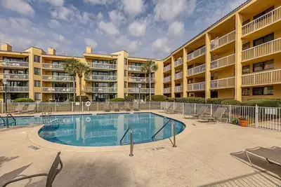 Image de Nicely decorated three bedroom condo with ocean views and short walk to beach.