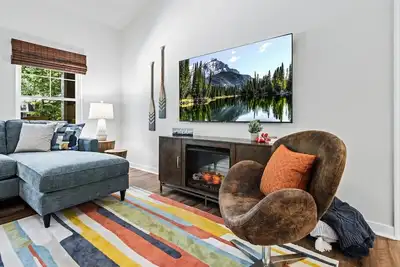 Image de Relaxing Family Getaway - Fire pit, Game Room, Water Toys, Beach, Pool, & Tennis