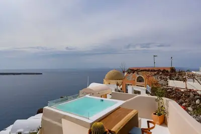 Image de Sensational Santorini Villa | 1 Bedroom | Villa Jaken | Breathtaking Caldera View and Outdoor Hot Tub | Oia