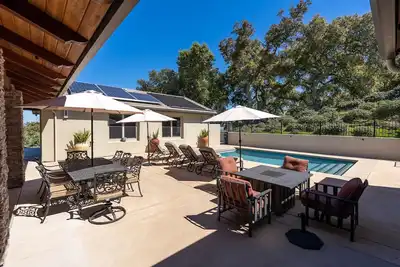 Image de Hilltop Vistas- Private Pool, Wine Fridge, Views!
