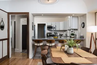 Image de Top Floor Home w/ Parking Spot
