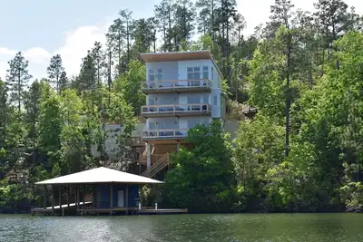 Image de Escape to The HighView. Peaceful retreat with accessibility.