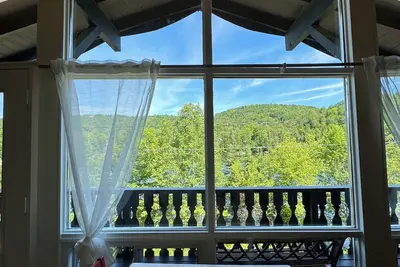 Image de Chalet Alpin Suisse Au Bord Du Lac