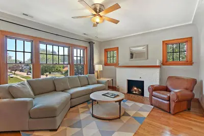 Image de The Red Brick Flat- 15 minutes from Naval base!