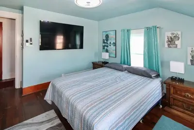 Image de 2 Blocks from the Beach & 3 minutes from Downtown Pc- Entire House to relax in!