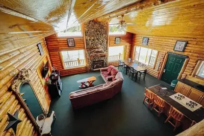Image de Cozy Edgewater Cabin Retreat With Stunning River View!