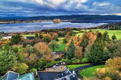 Image de Gleddoch Coach House offers an exclusive retreat near Glasgow.