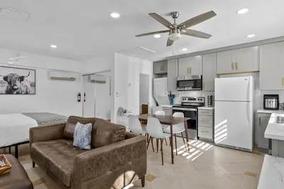 Image de Quartz Hill Studio: Kitchen, Tv, Washer/Dryer