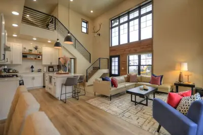 Image de New! 5 Br w/ Rooftop Hot tub