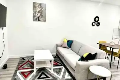 Image de 2 Br Cozy walk-out basement with Ev charging