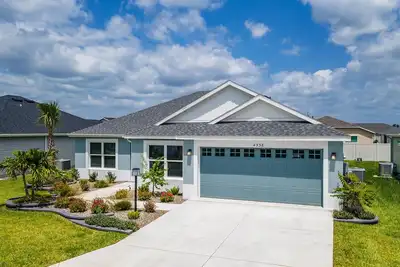 Image de 3 Bed 2 Bathroom Home in DeLuna with golf cart.