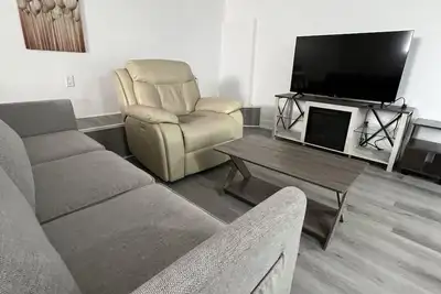 Image de The Merlot, minutes to Niagara's Falls, 3 bedrooms with Hottub and Sauna