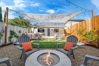 Image de Cozy Cottage, Brand New, Private Yard, Walk to All