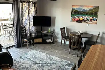 Image de Lakeview Condo, only 3 steps into condo! Onsite parking and access to the lake.